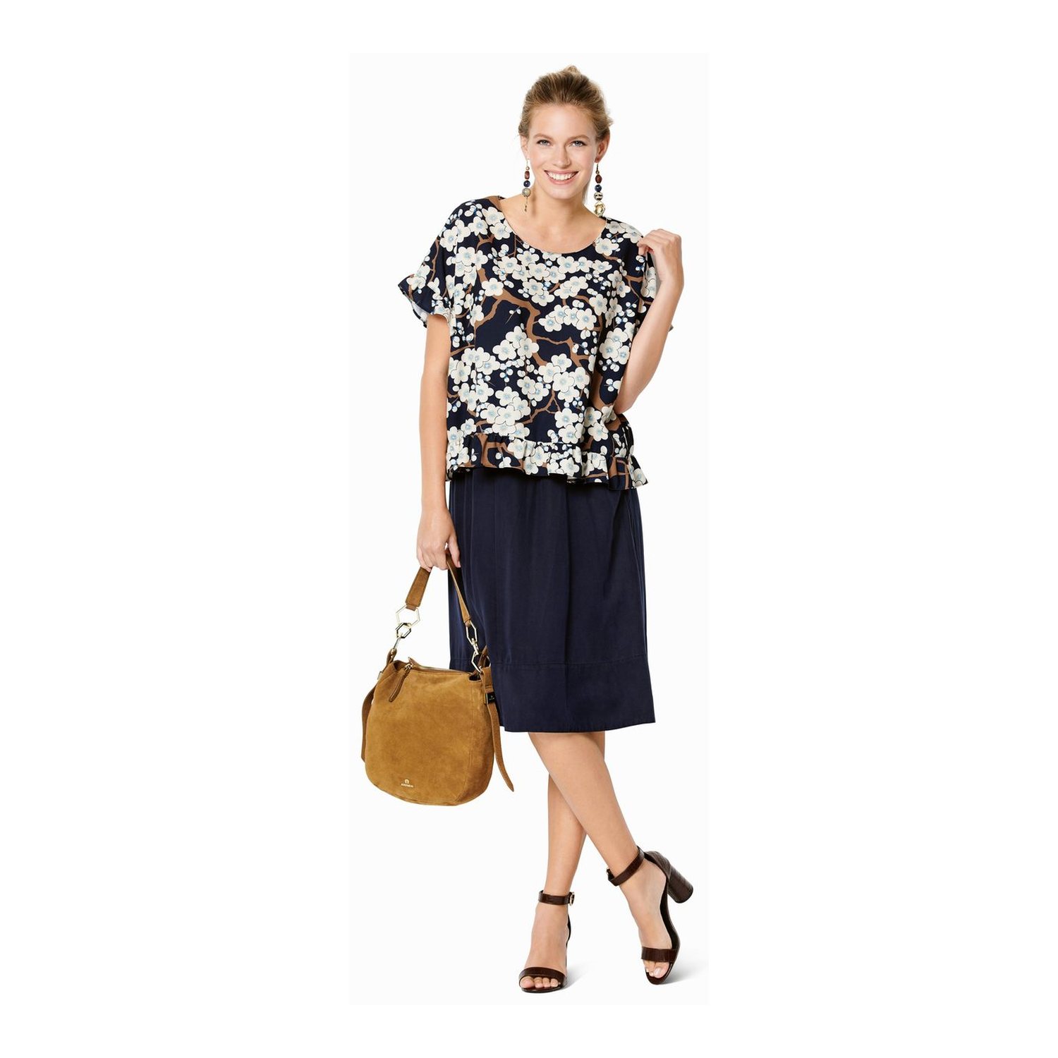 burda style Schnittmuster 6243: Weites T-Shirt mit Rüschen, Modellfoto 2