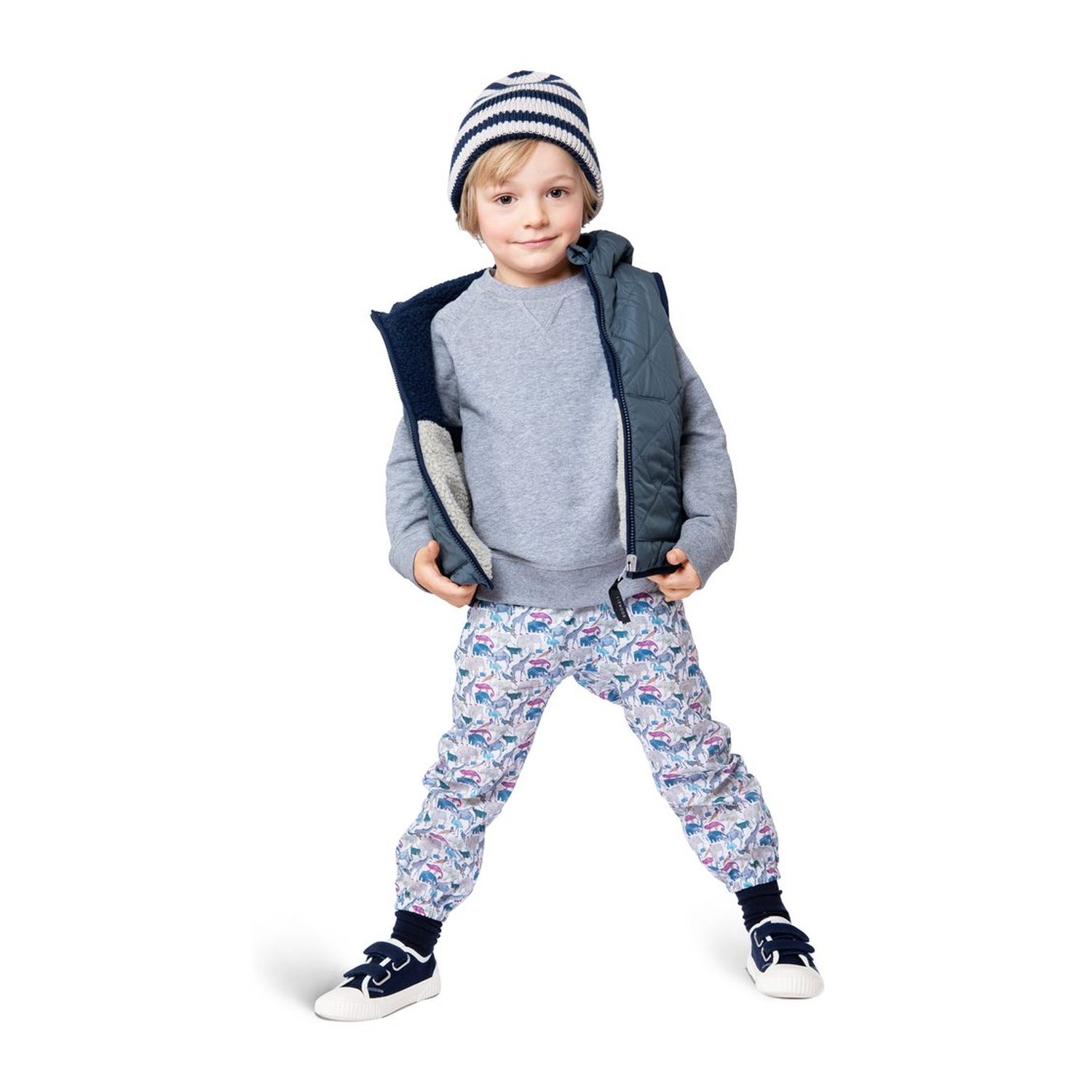 burda style Schnittmuster 9211: Kinderhose und Shorts, Modellfoto 2