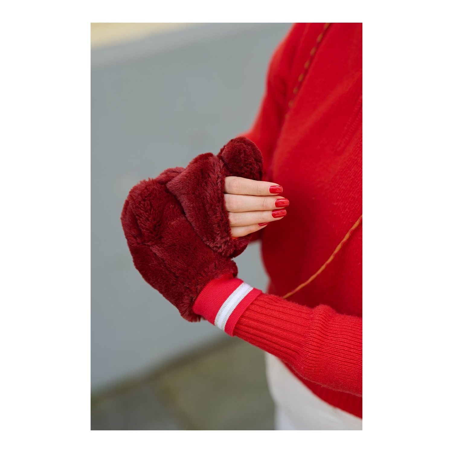 burda style Schnittmuster 5759: Balaklava, Fäustlinge und Muff, Modellfoto 3