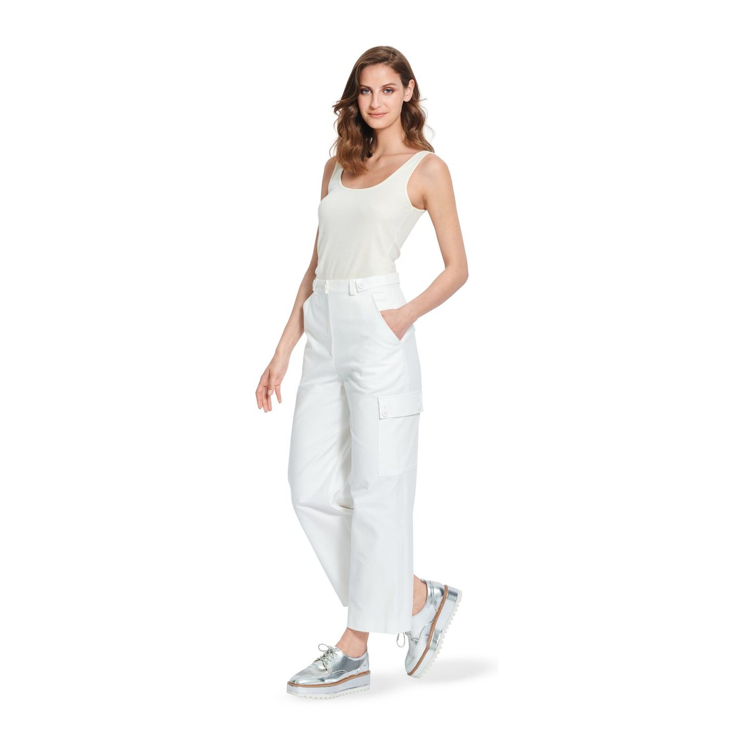burda style Schnittmuster 5902: Gerade Hose mit Hüftpassentaschen, Modellfoto 3