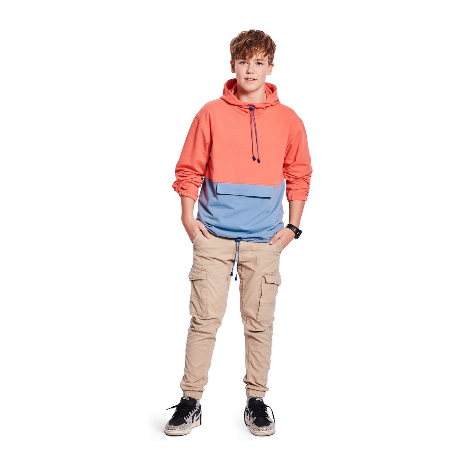 burda style Schnittmuster 9213: Sweater mit Kapuzenkragen, Modellfoto 2