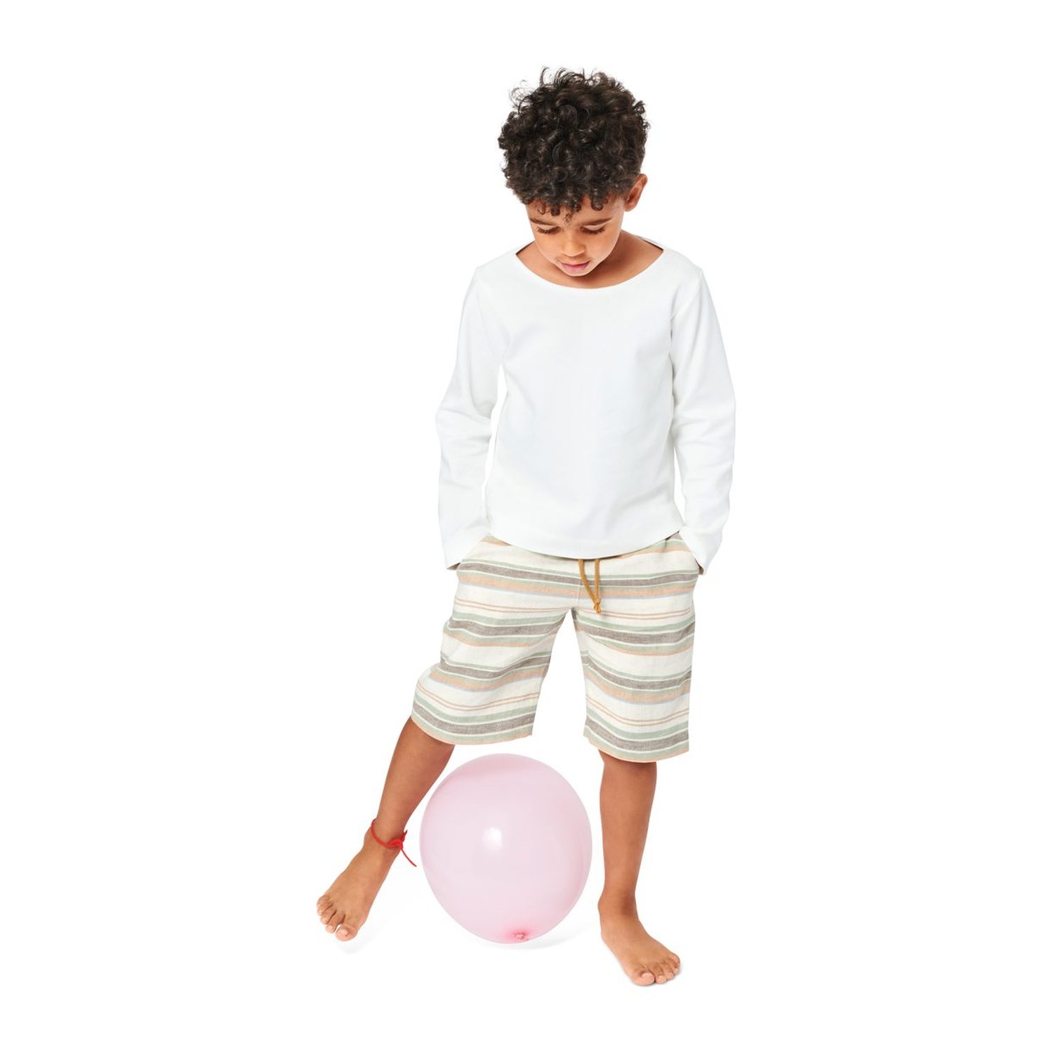 burda style Schnittmuster 9261: Schlupfhosen und Shirt, Modellfoto 3