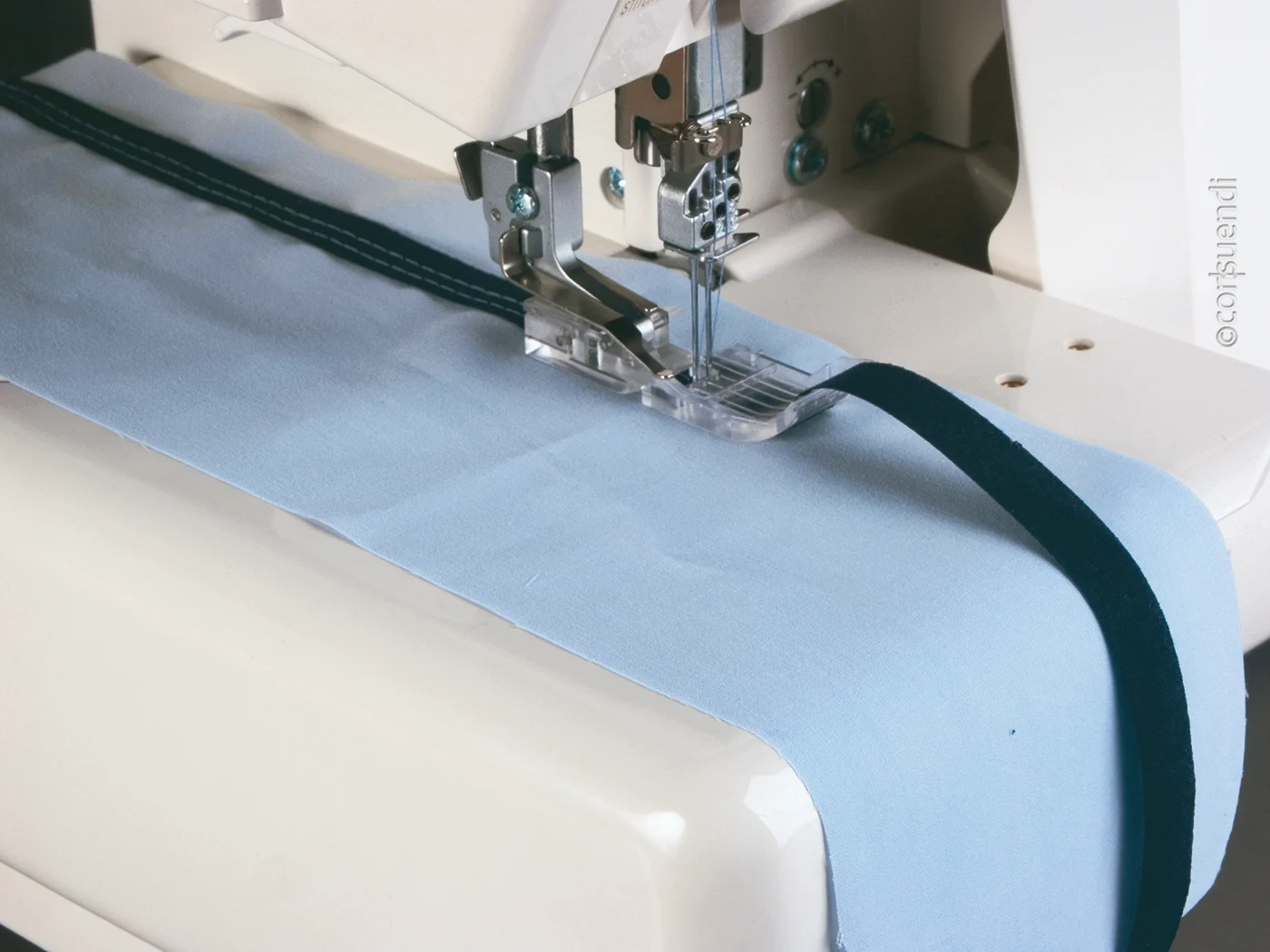 baby lock Transparenter Kurvenfuß für Coverlock, Ansicht 2
