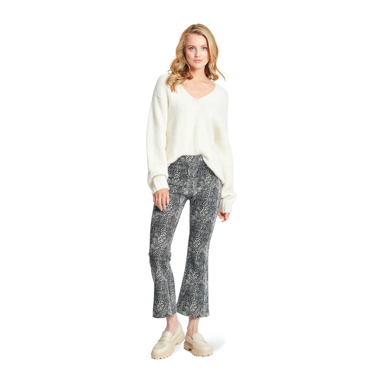 burda style Schnittmuster 5874: Schlaghose mit Gummibund, Modellfoto 2