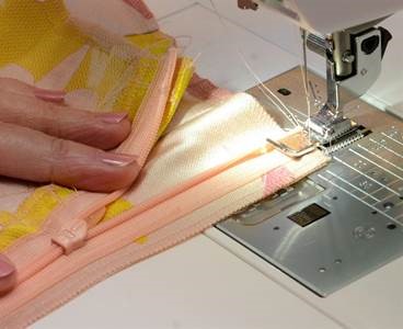 Janome Verstellbarer Reißverschlussfuß (Tiefschaft/schmal), Ansicht 2