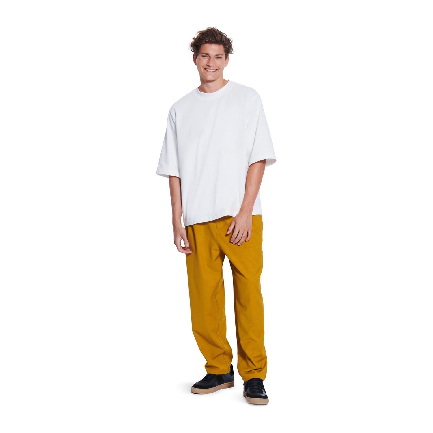 burda style Schnittmuster 5682: Herren-Sweatshirt und T-Shirt, Modellfoto 3