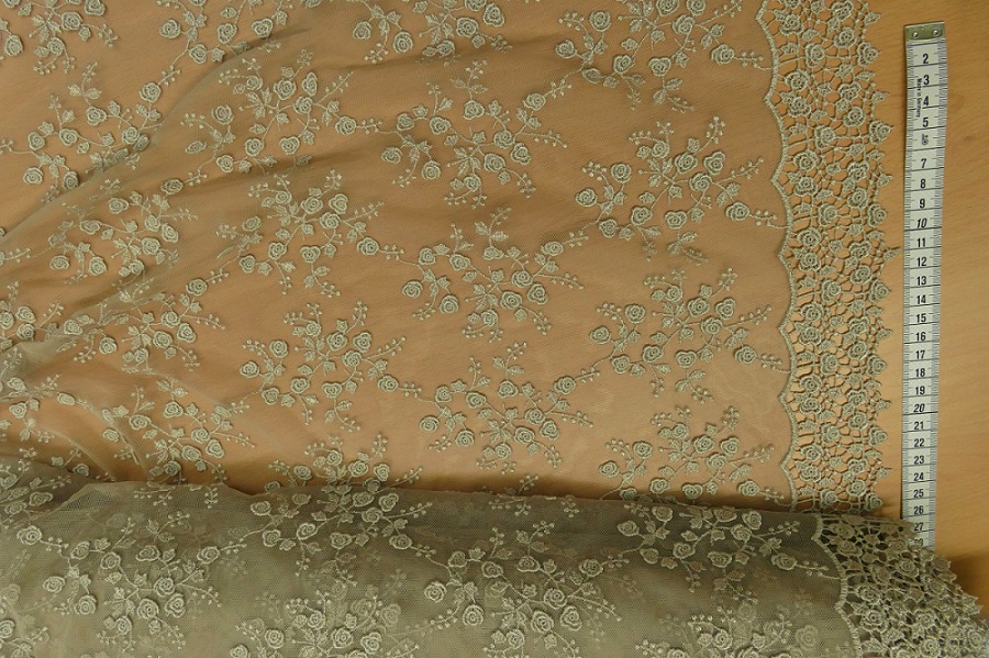 3D Spitze beige mit breiter Bogenkante