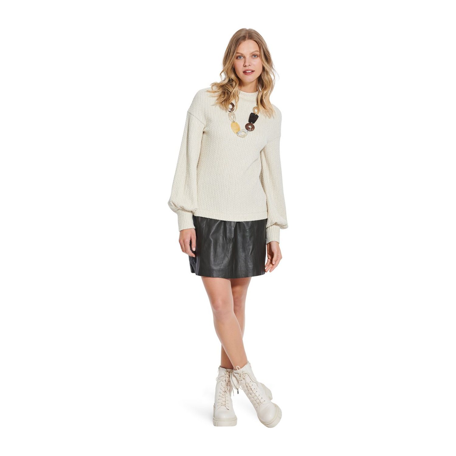 burda style Schnittmuster 5859: Kleid und Shirt mit Rollkragen, Modellfoto 3