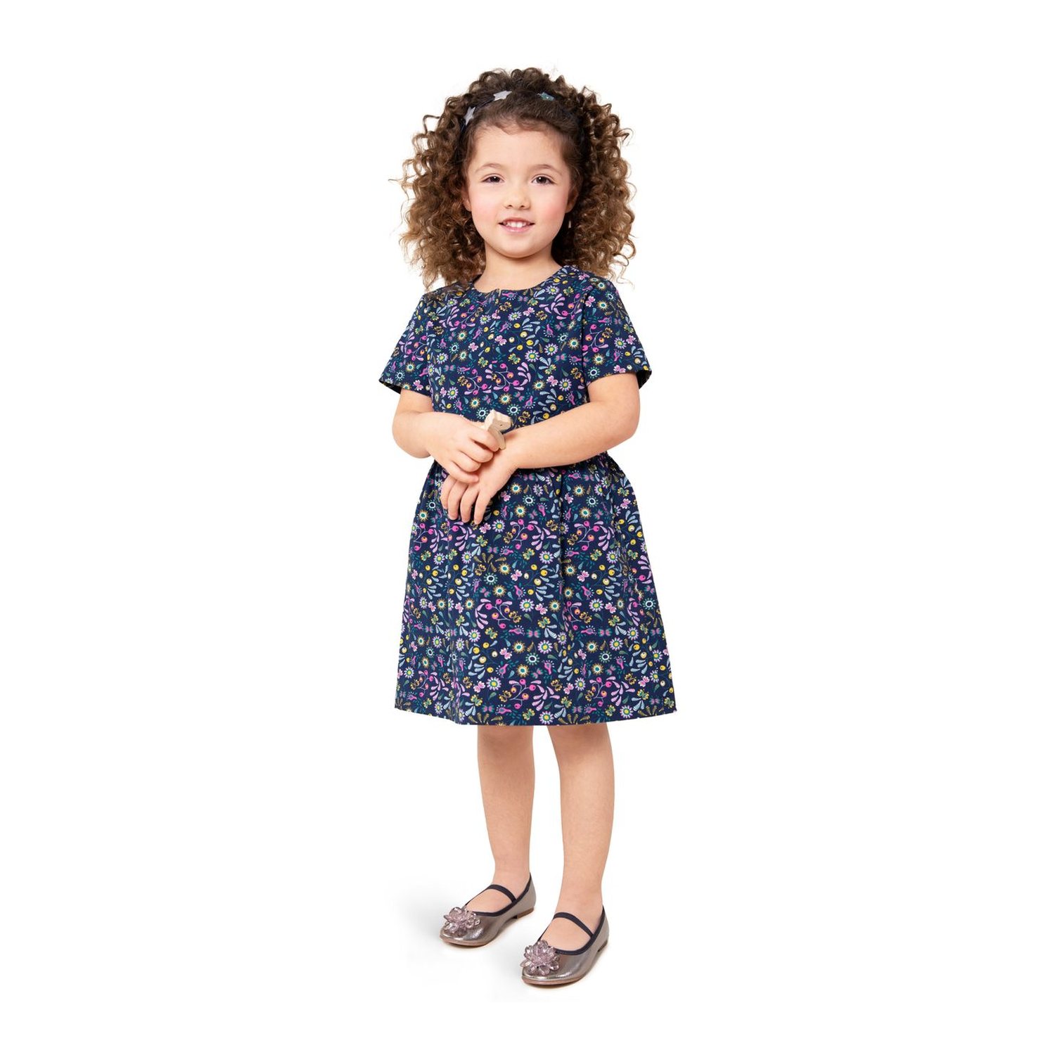 burda style Schnittmuster 9212: Kinderkleid mit Bubikragen, Modellfoto 2