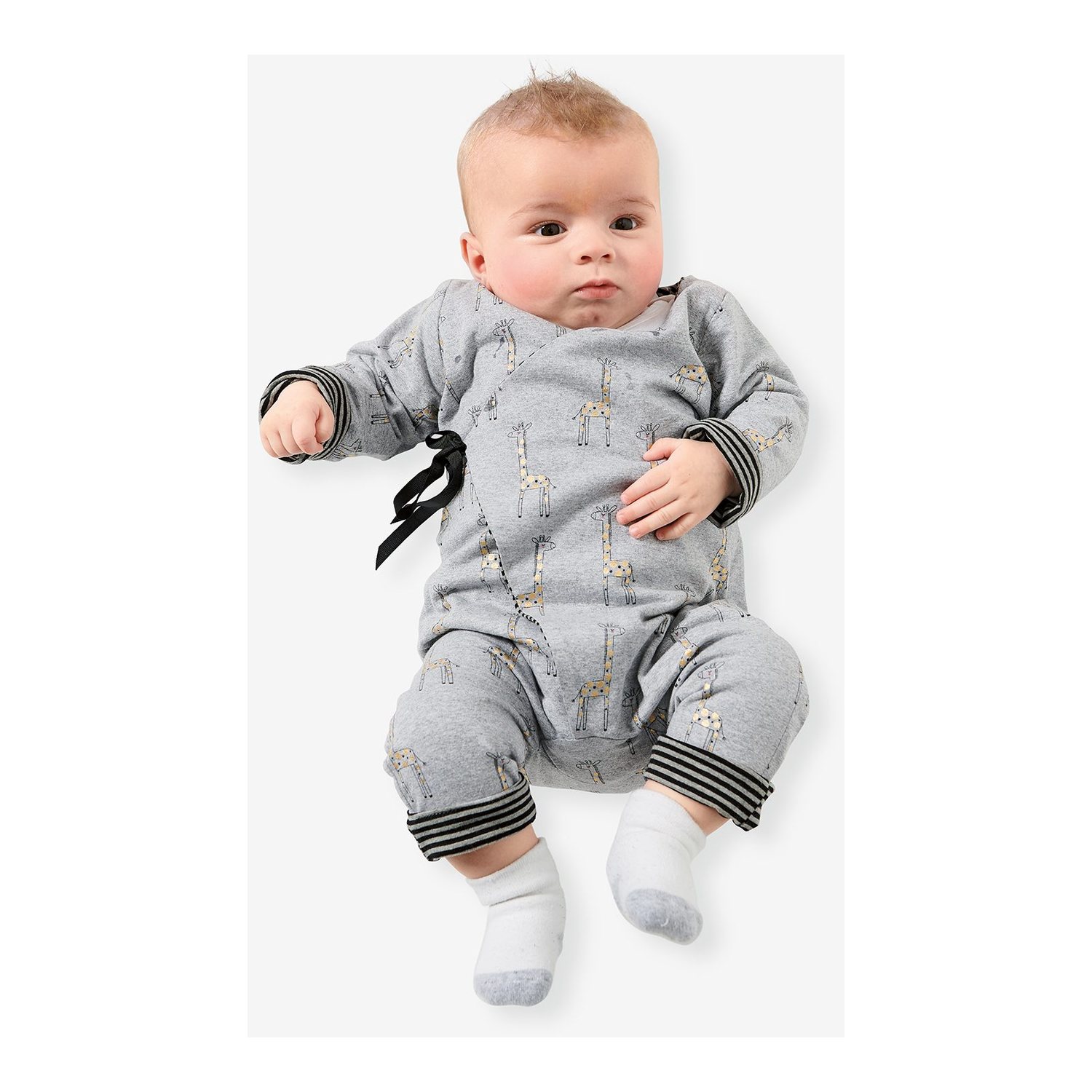 burda style Schnittmuster 9314: Gedoppelter Wickelstrampler, Modellfoto 1