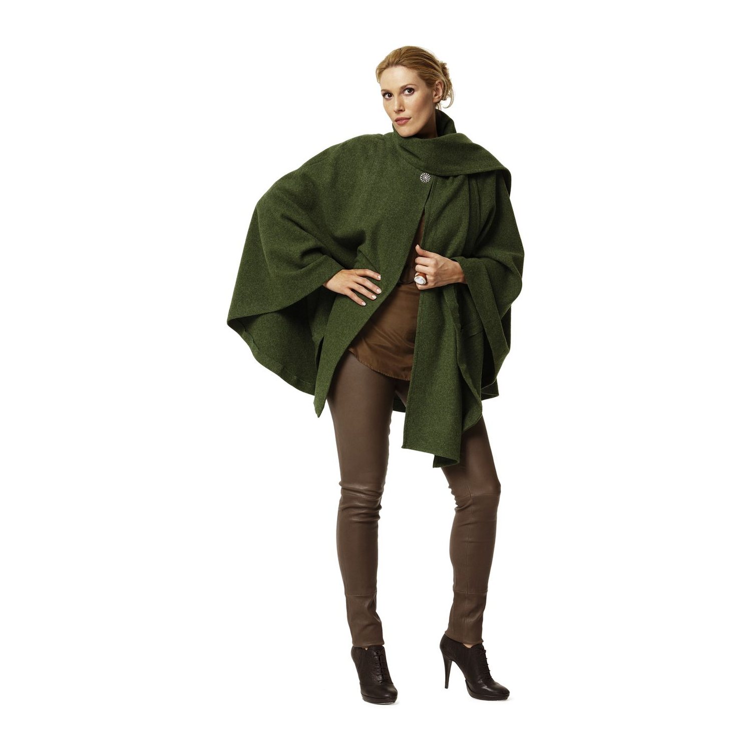 burda style Schnittmuster 7422: Cape für Damen, Modellfoto 3