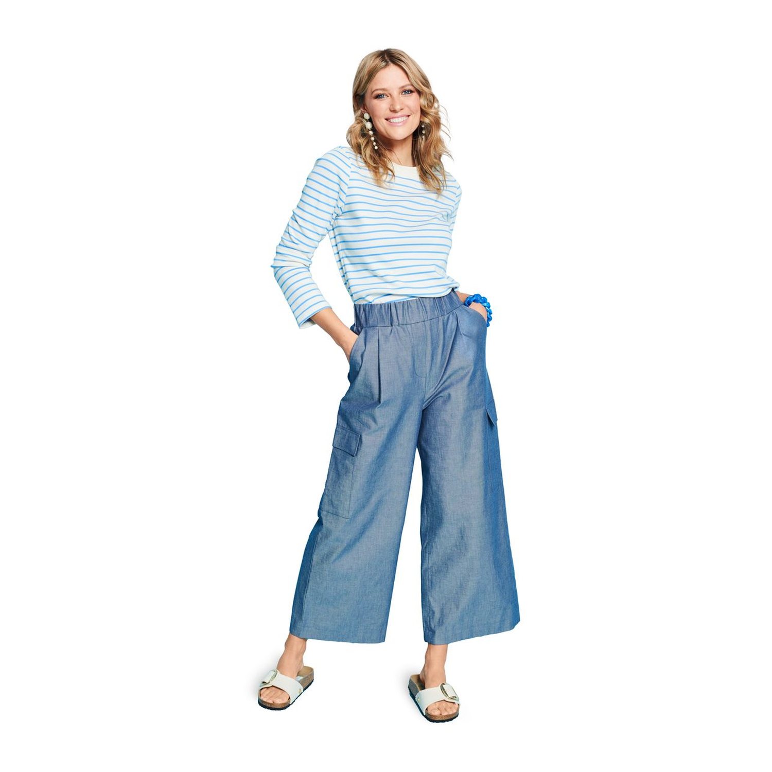 burda style Schnittmuster 5705: Jersey-Shirts mit Kragen und Rüschen, Modellfoto 2