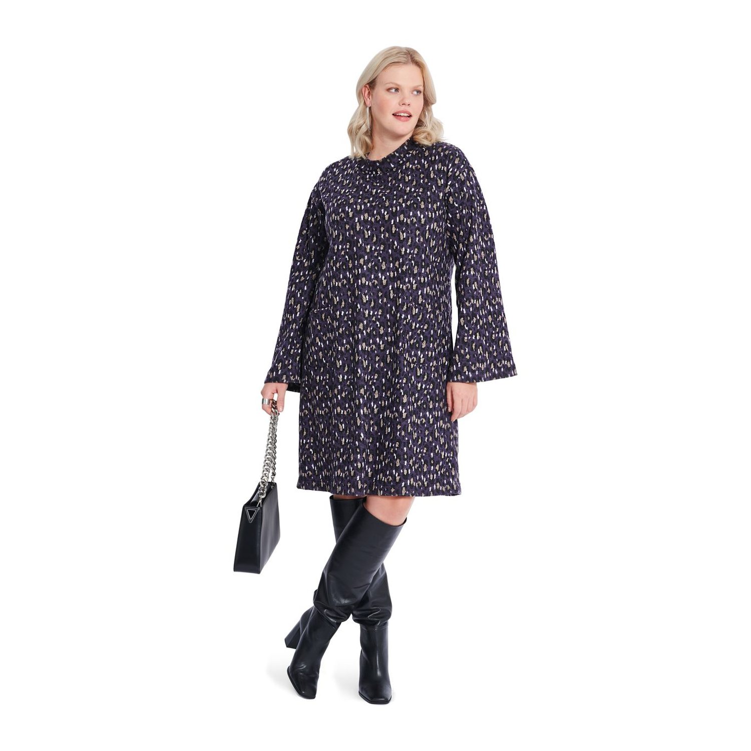 burda style Schnittmuster 5866: Kleid und Shirt mit Trompetenärmeln, Modellfoto 2