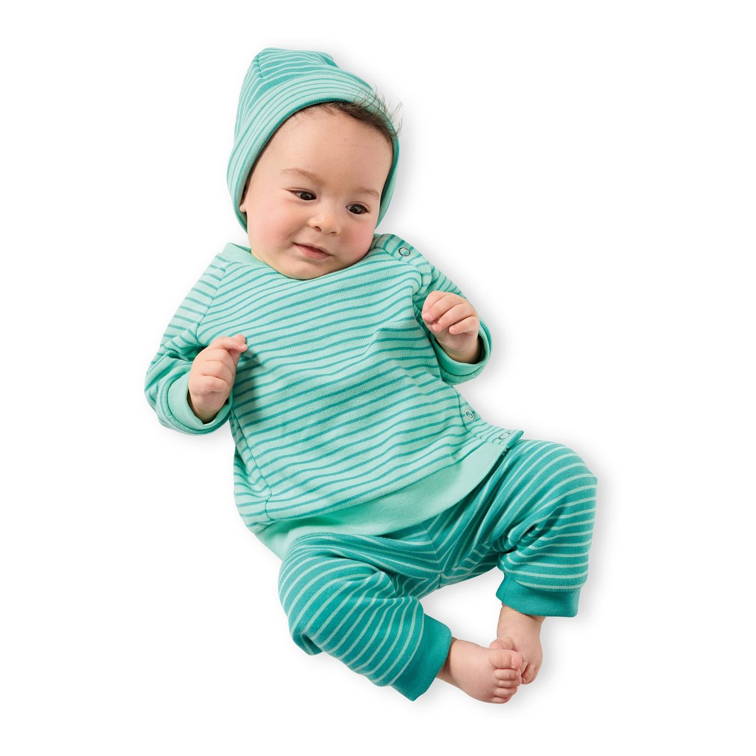 burda style Schnittmuster 9315: Babyjäckchen mit Hose und Mütze, Modellfoto 2