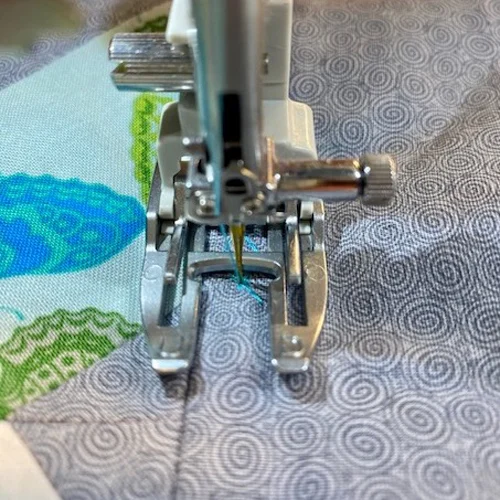 Janome Offener Applikationsfuß UD AcuFeed-Flex breit 9 mm