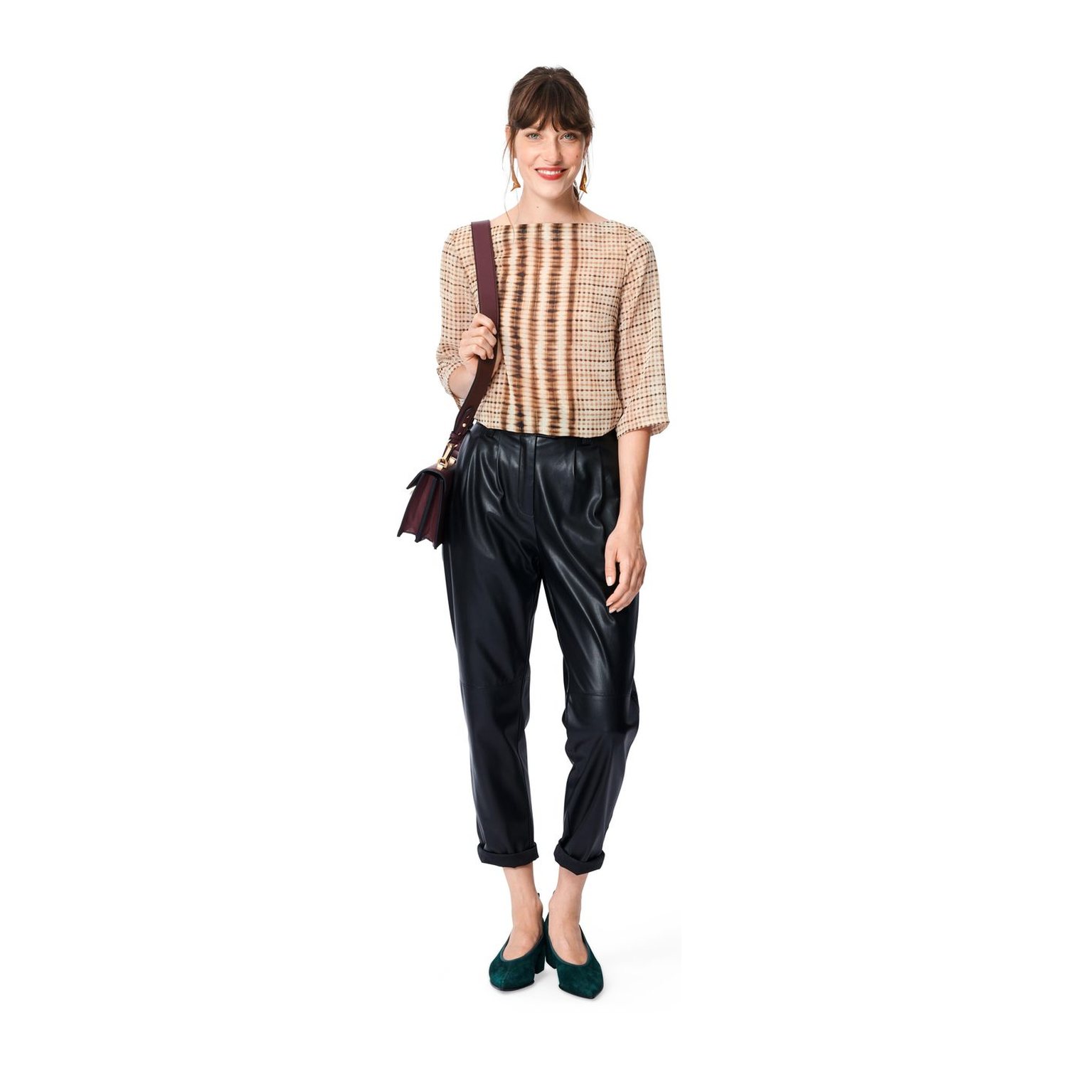 burda style Schnittmuster 5961: Schlichte Bluse mit Abnähern, Modellfoto 3