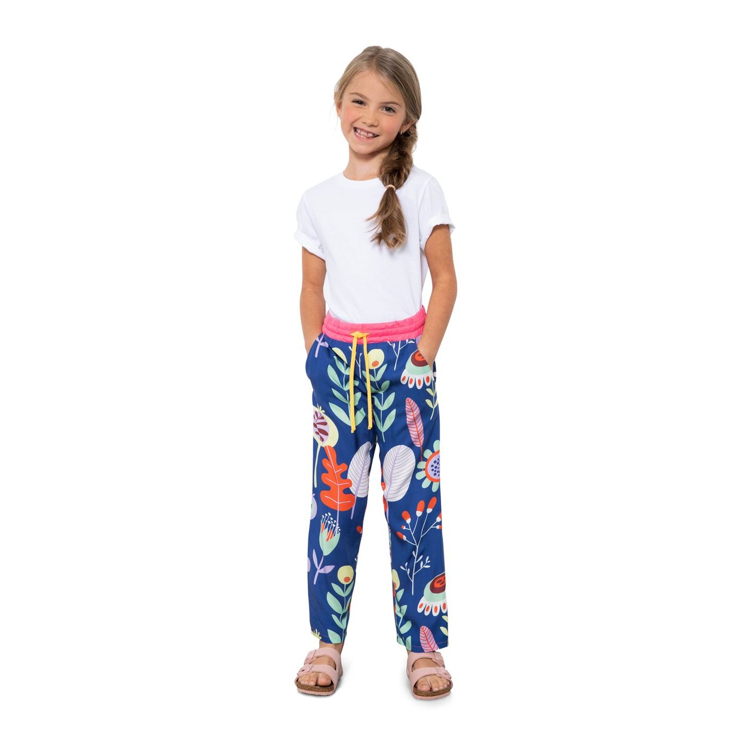 burda style Schnittmuster 9228: Hose und Sommershorts, Modellfoto 3