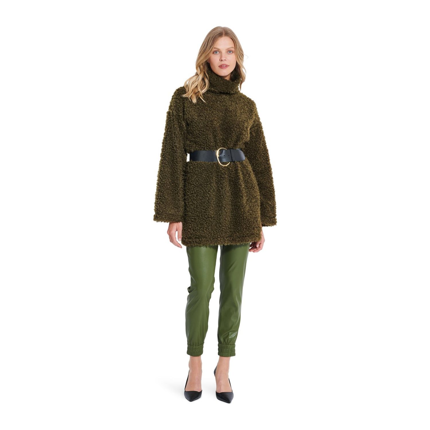 burda style Schnittmuster 5867: Pulli mit Kragen oder Kapuze, Modellfoto 1