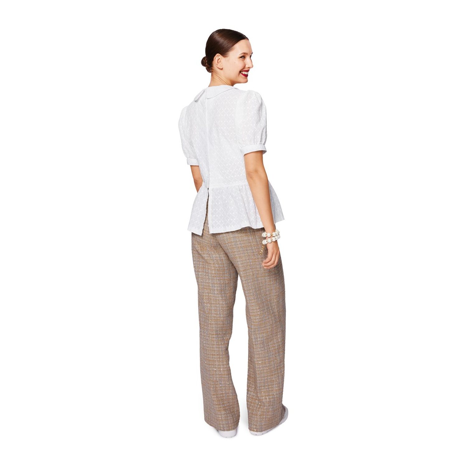 burda style Schnittmuster 5687: Blusen mit Puffärmeln und Bubikragen, Modellfoto 3