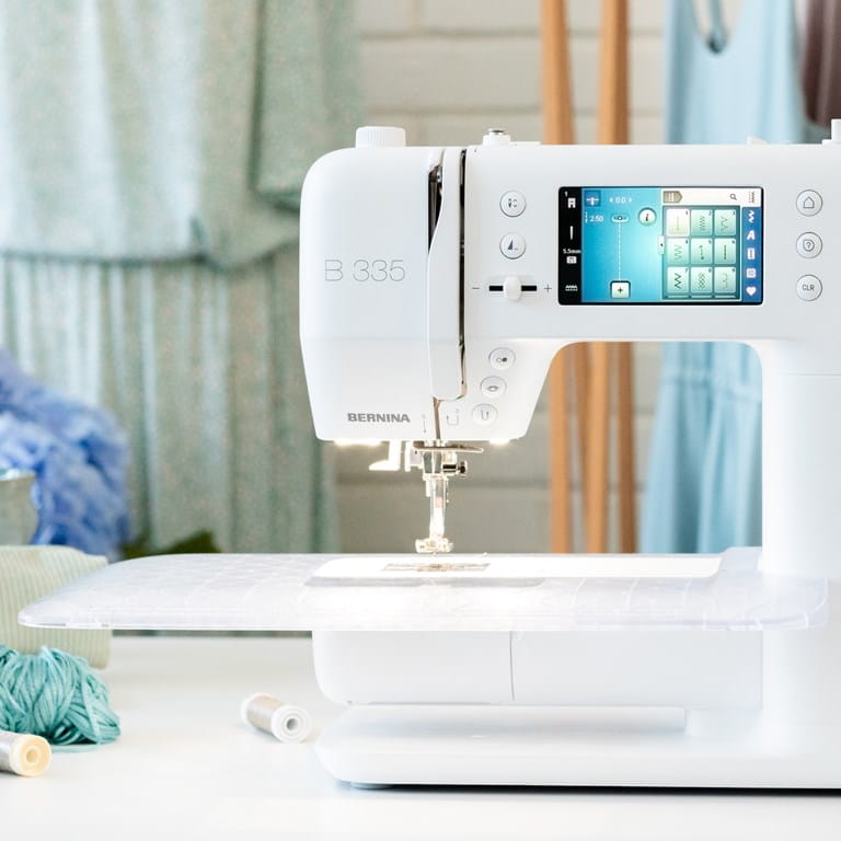 Bernina B 335: Arbeitsraum mit Anschiebetisch