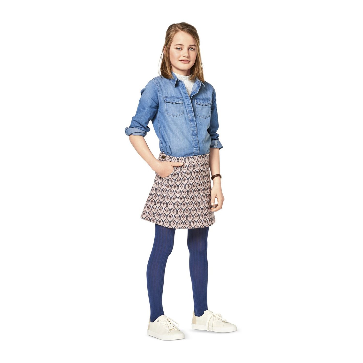 burda style Schnittmuster 9356: Ausgestellter Rock und Latzrock, Modellfoto 2