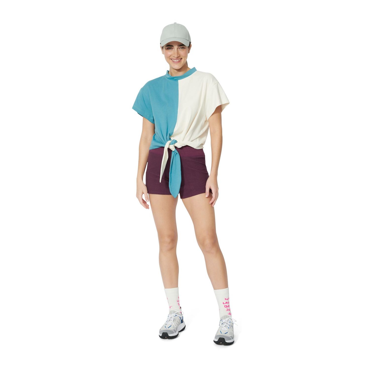 burda style Schnittmuster 5763: Shirts mit Knotendetail, Modellfoto 3