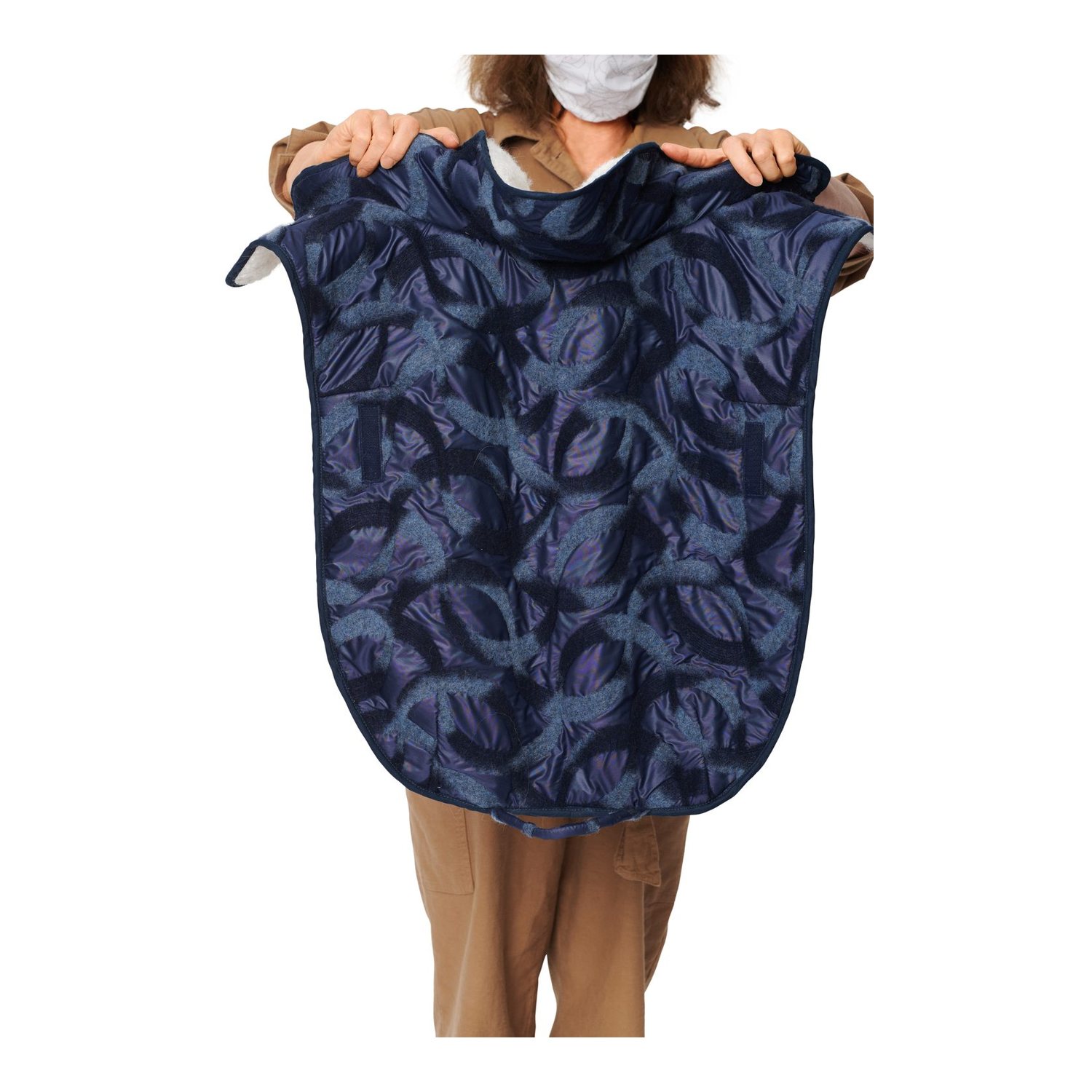 burda style Schnittmuster 6049: Hundemantel mit Klettverschluss, Modellfoto 3