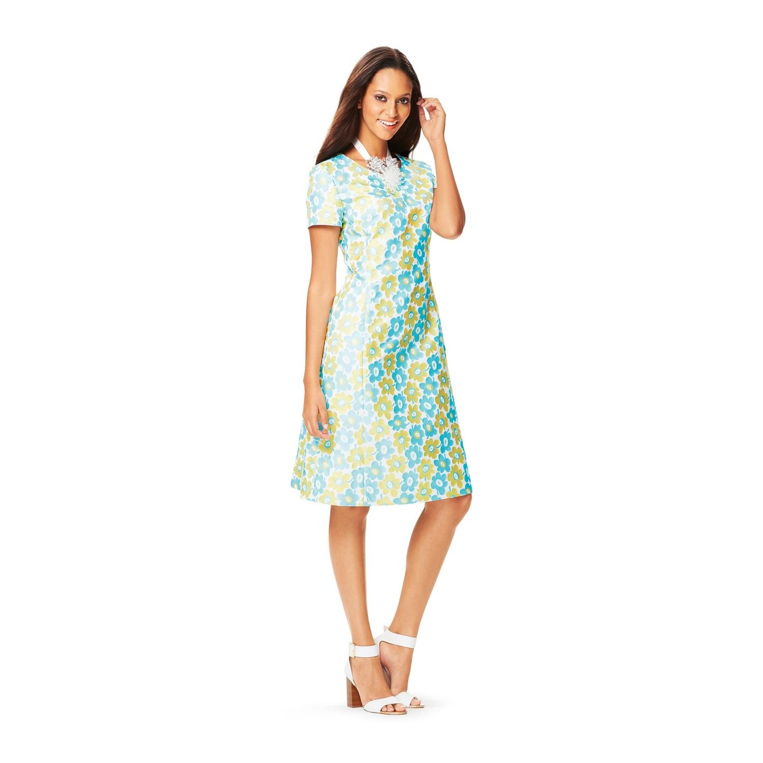 burda style Schnittmuster 6627: Kleid mit Teilungsnähten und Passe, Modellfoto 1