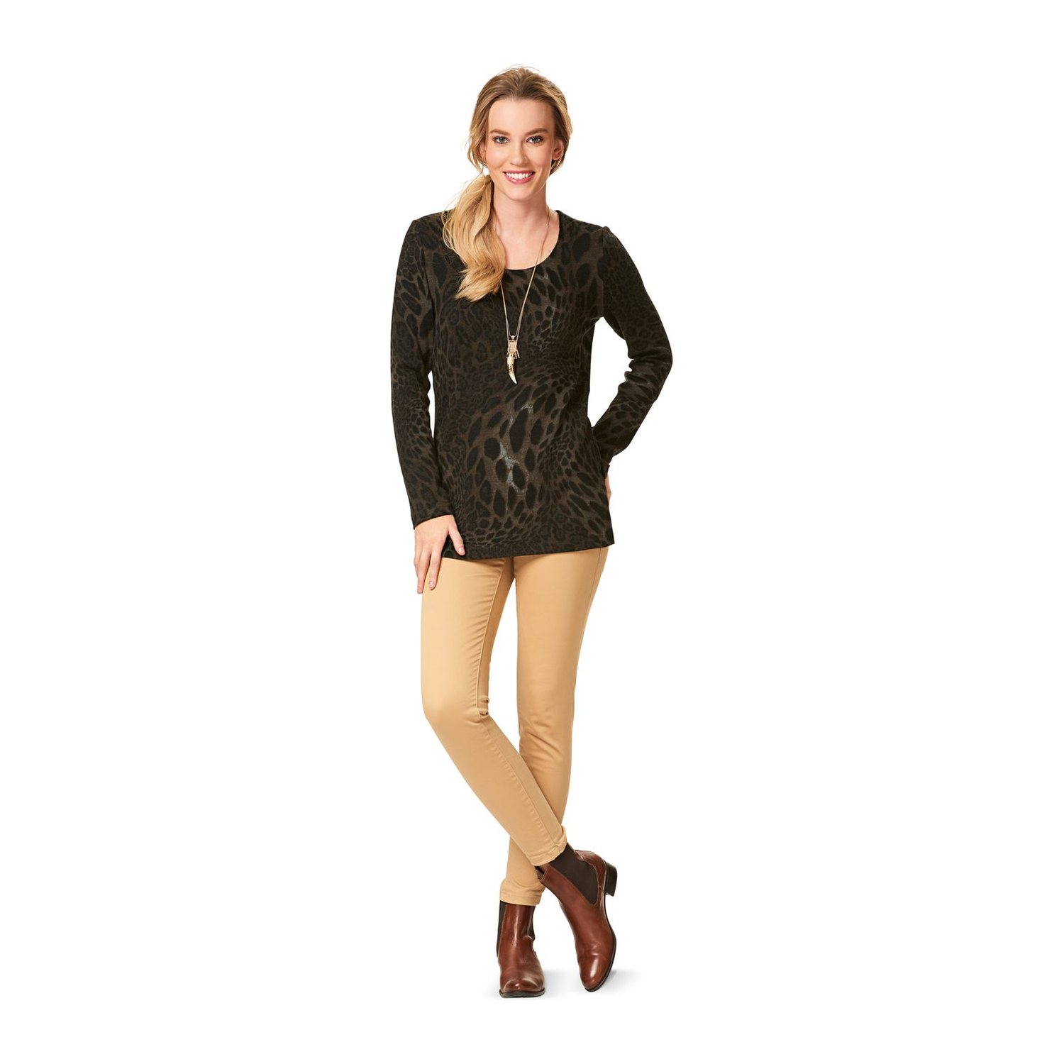 burda style Schnittmuster 6611: Basic-Shirt mit Seitenschlitzen, Modellfoto 2