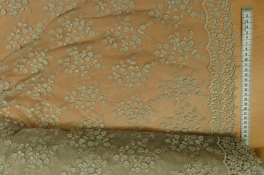 3D Spitze beige mit breiter Bogenkante