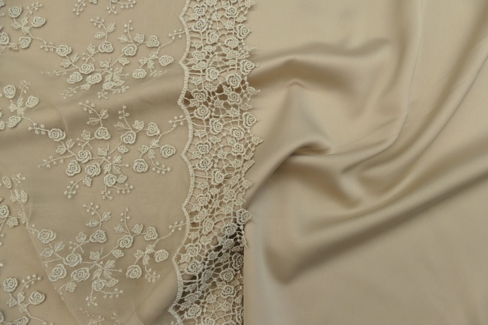 3D Spitze beige mit breiter Bogenkante