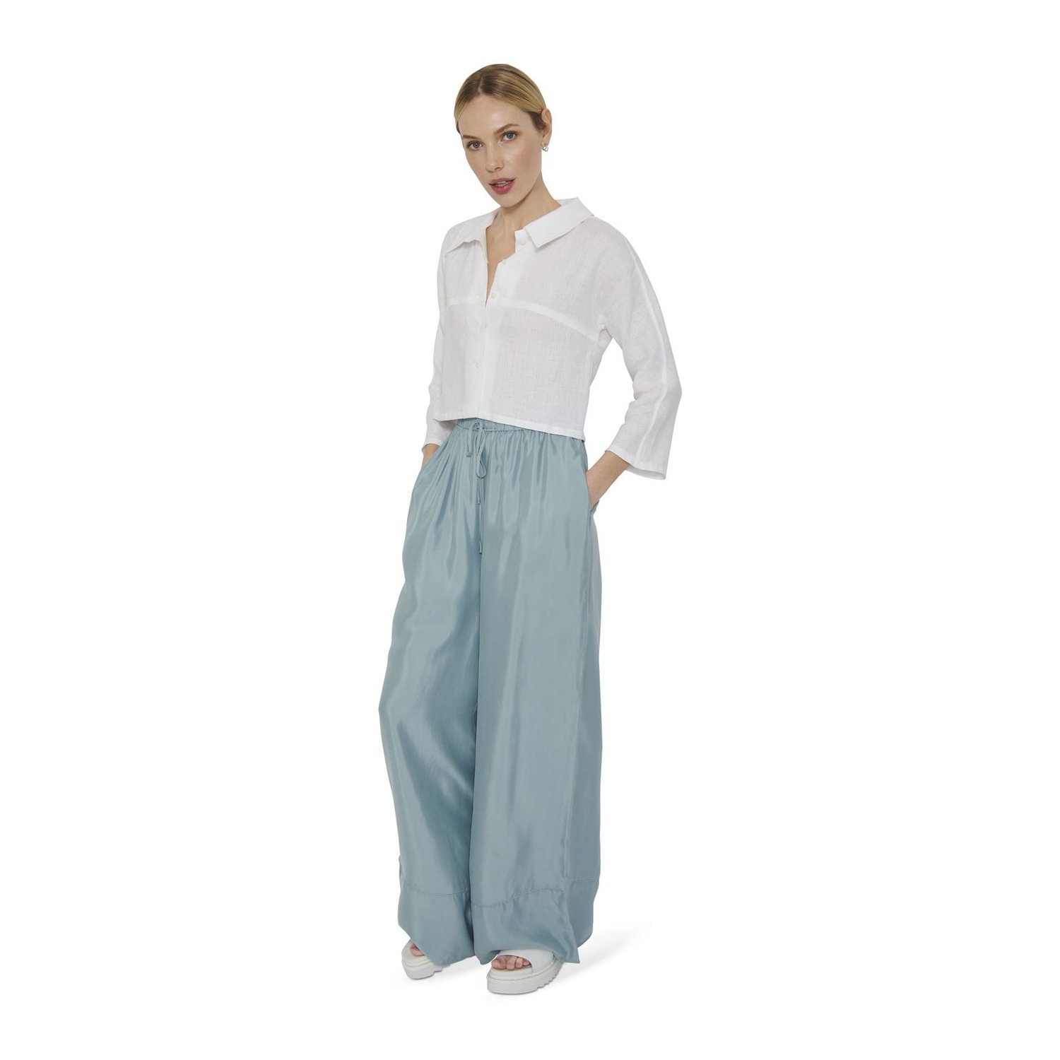 burda style Schnittmuster 5887: Hemdbluse mit angeschnittenen Ärmeln, Modellfoto 2