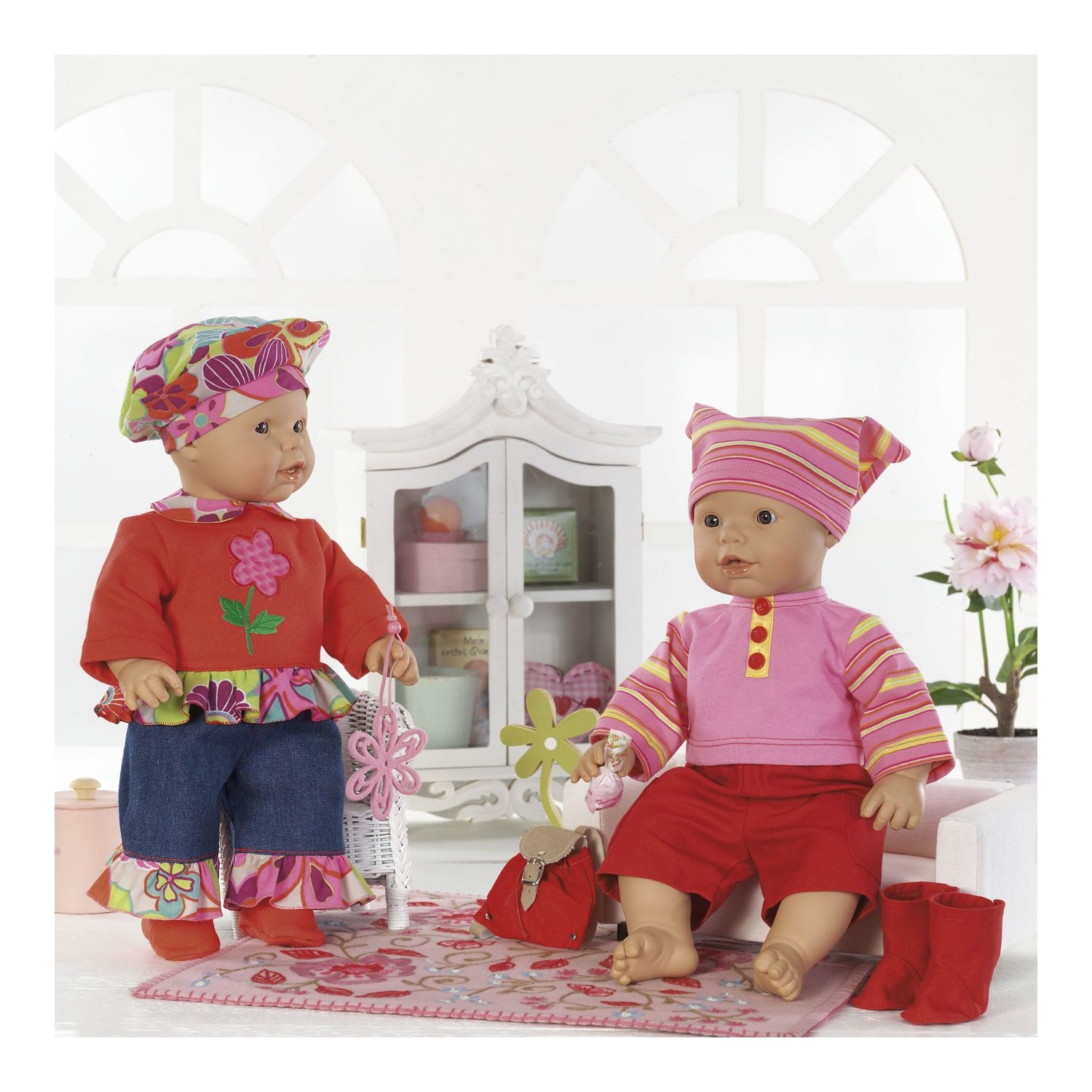 burda style Schnittmuster 7903: Puppengarderobe mit Stiefeln, Modellfoto 2