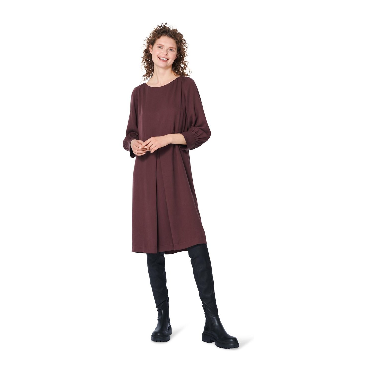burda style Schnittmuster 5975: Kleid mit U-Boot-Ausschnitt, Modellfoto 3