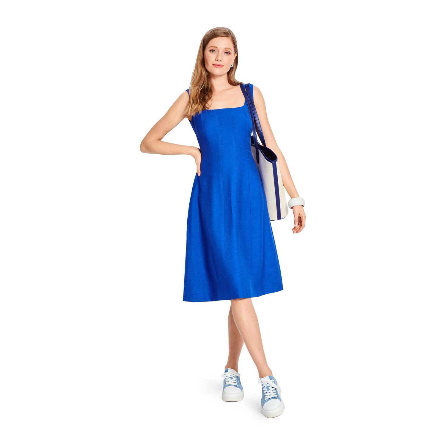 burda style Schnittmuster 5736: Bahnenkleid mit Schleifenträgern, Modellfoto 3