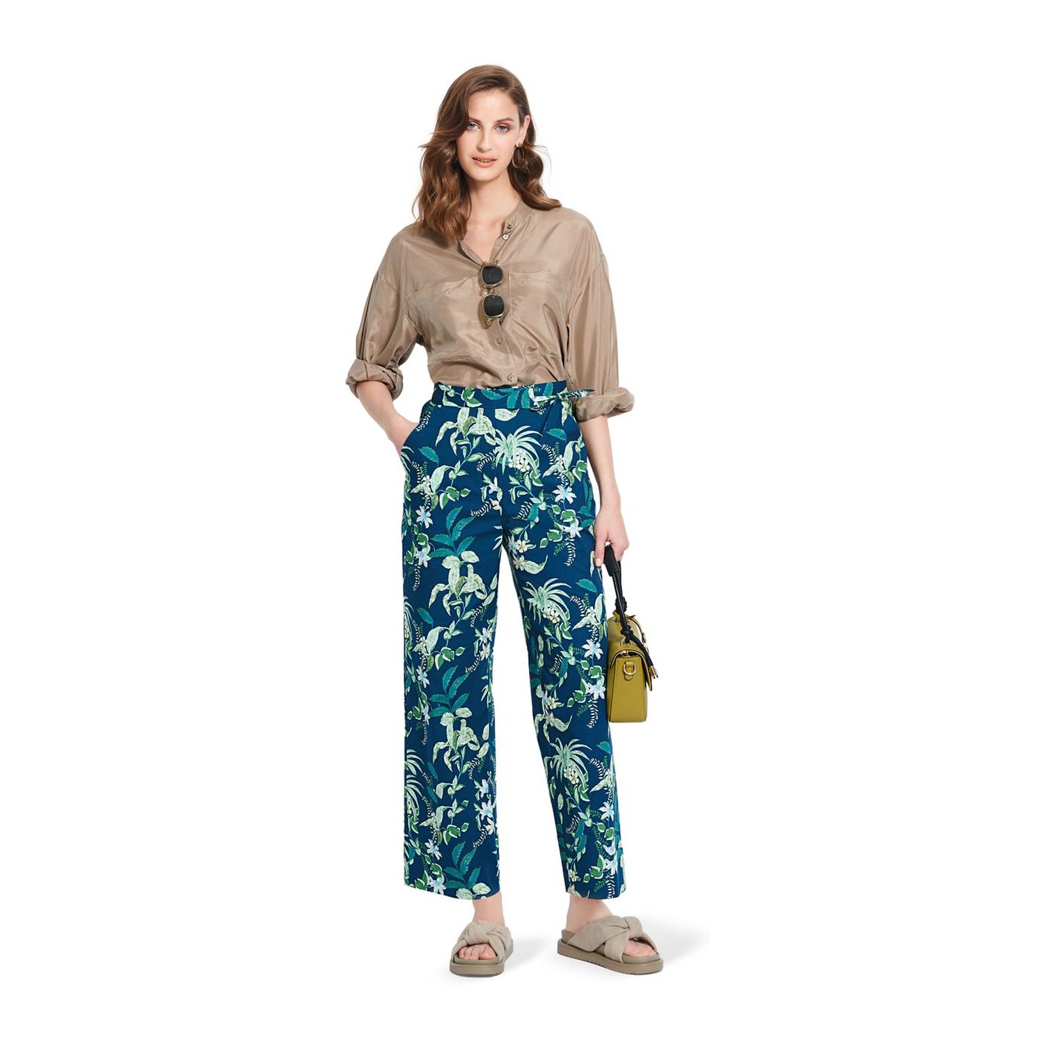 burda style Schnittmuster 5902: Gerade Hose mit Hüftpassentaschen, Modellfoto 2