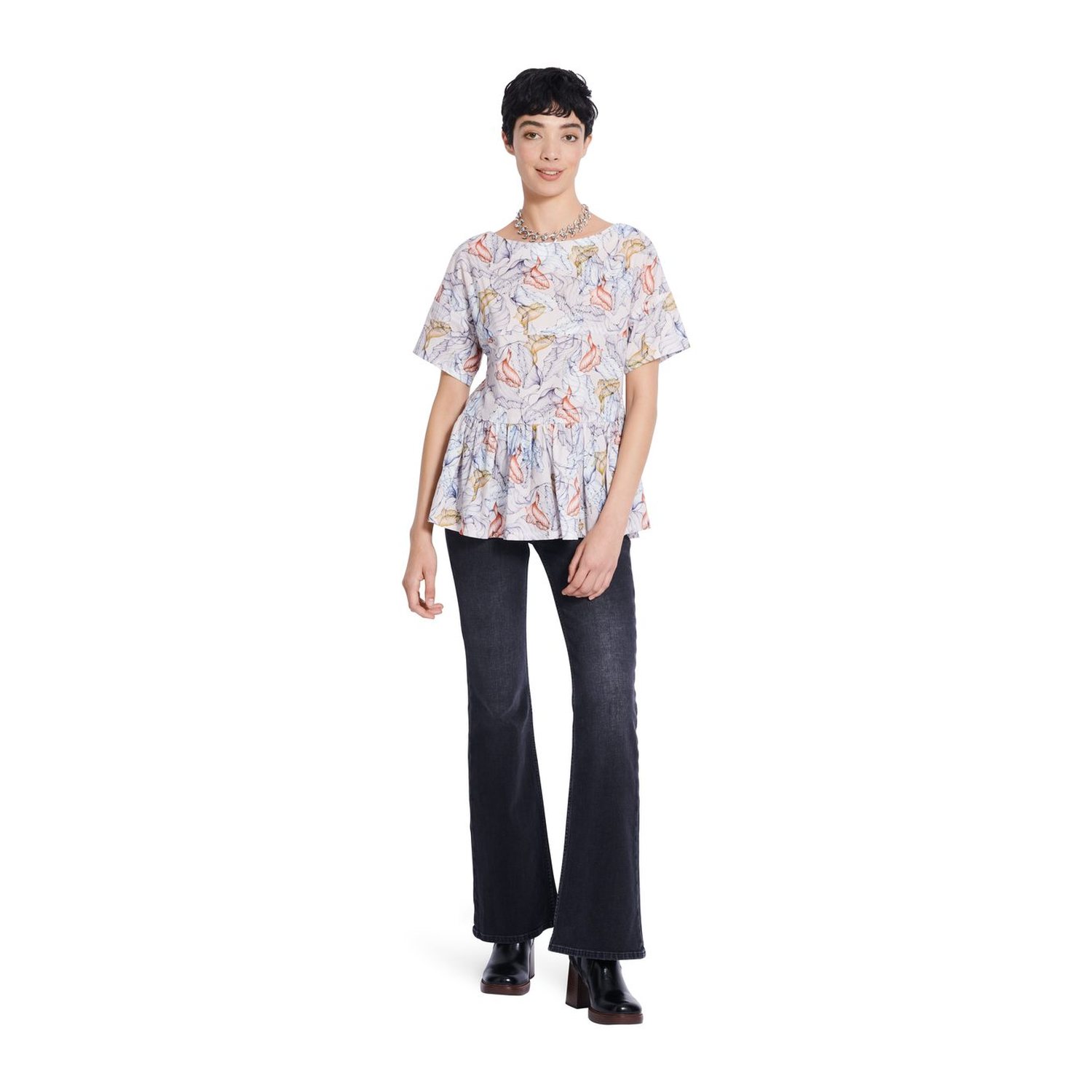 burda style Schnittmuster 5856: Blusenshirt mit Saumrüsche, Modellfoto 2