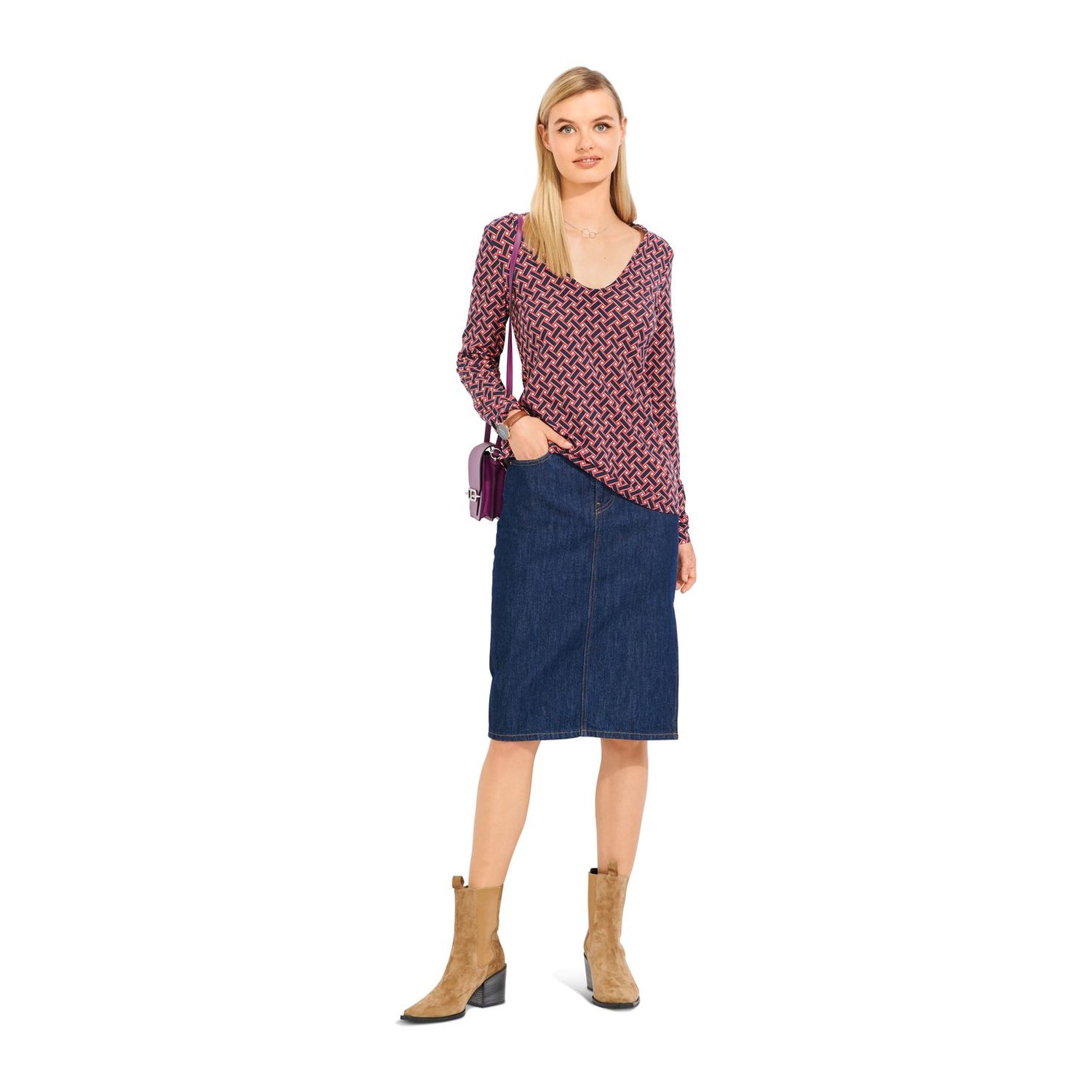 burda style Schnittmuster 6075: Shirt und Kleid mit V-Ausschnitt, Modellfoto 2