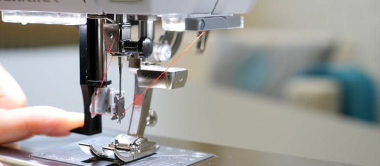 Bernina B 335: halbautomatischer Nadeleinfädler