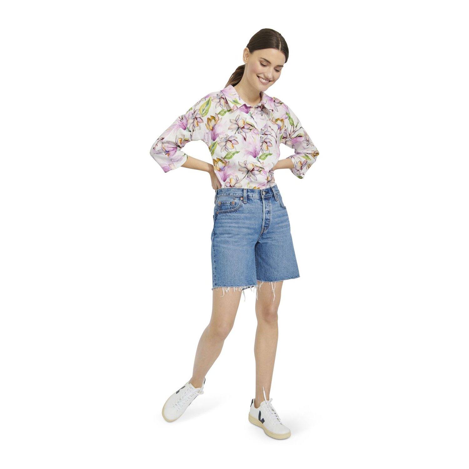 burda style Schnittmuster 5887: Hemdbluse mit angeschnittenen Ärmeln, Modellfoto 3