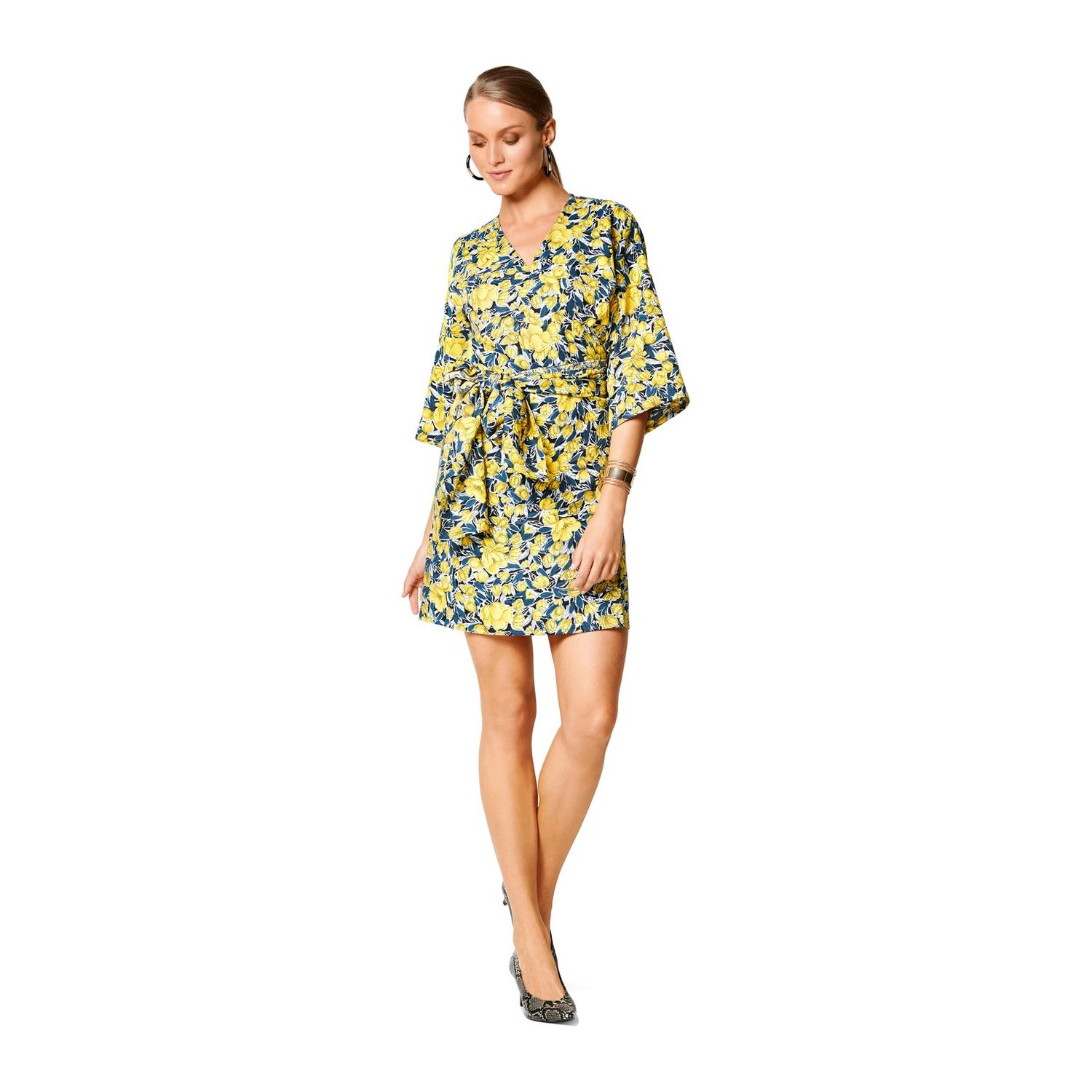 burda style Schnittmuster 6207: Wickelkleid mit Volants, Modellfoto 1