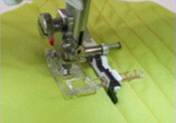 Janome Verstellbarer Parallelnähfuß (7 mm)
