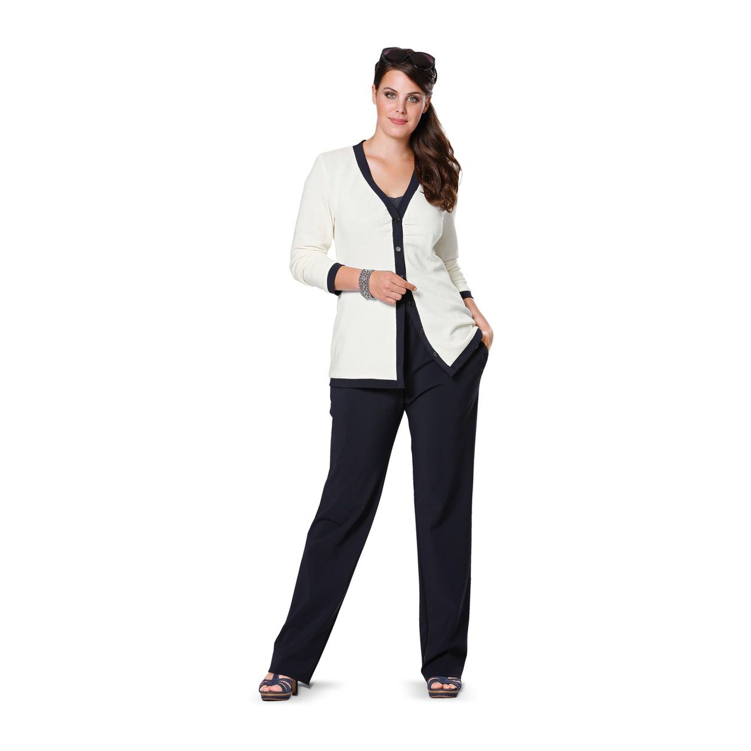 burda style Schnittmuster 6952: Schmale Hose für Curvy-Größen, Modellfoto 2