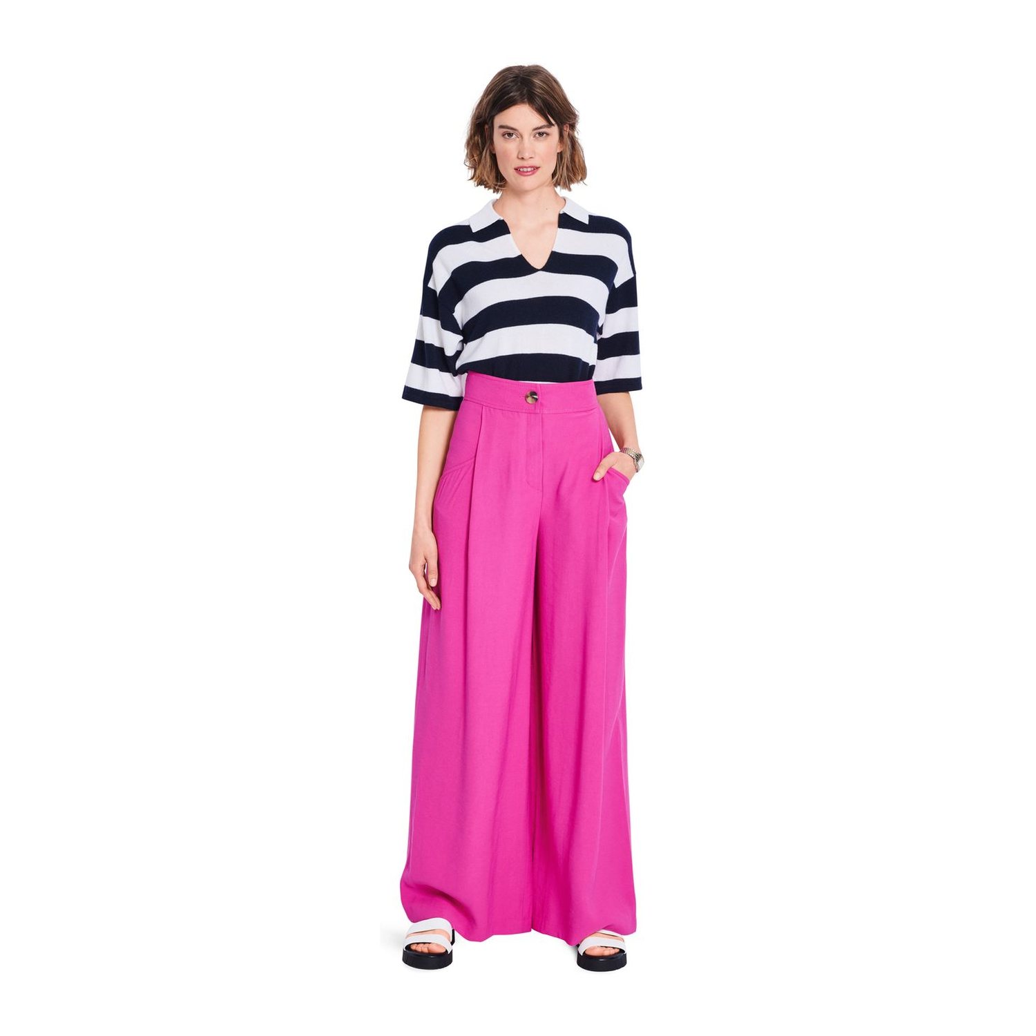 burda style Schnittmuster 5751: Bundfaltenhosen mit Gürtelbund, Modellfoto 1