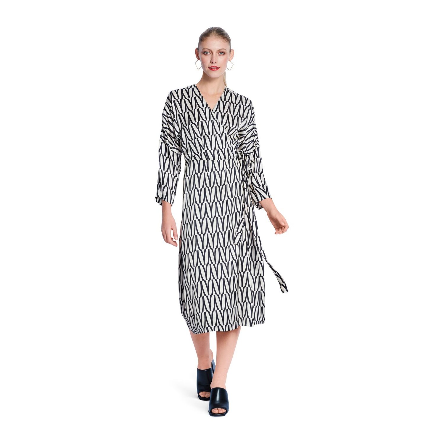 burda style Schnittmuster 5844: Wickelkleider mit angeschnittenen Ärmeln, Modellfoto 2