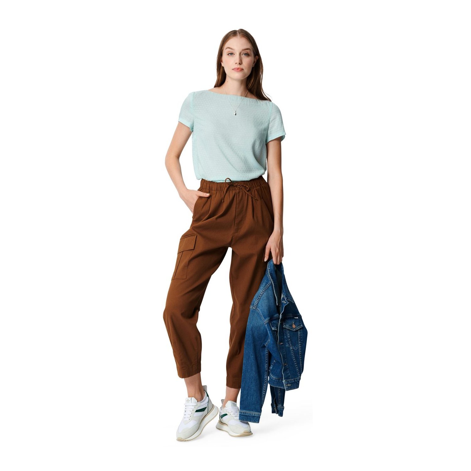 burda style Schnittmuster 5961: Schlichte Bluse mit Abnähern, Modellfoto 2