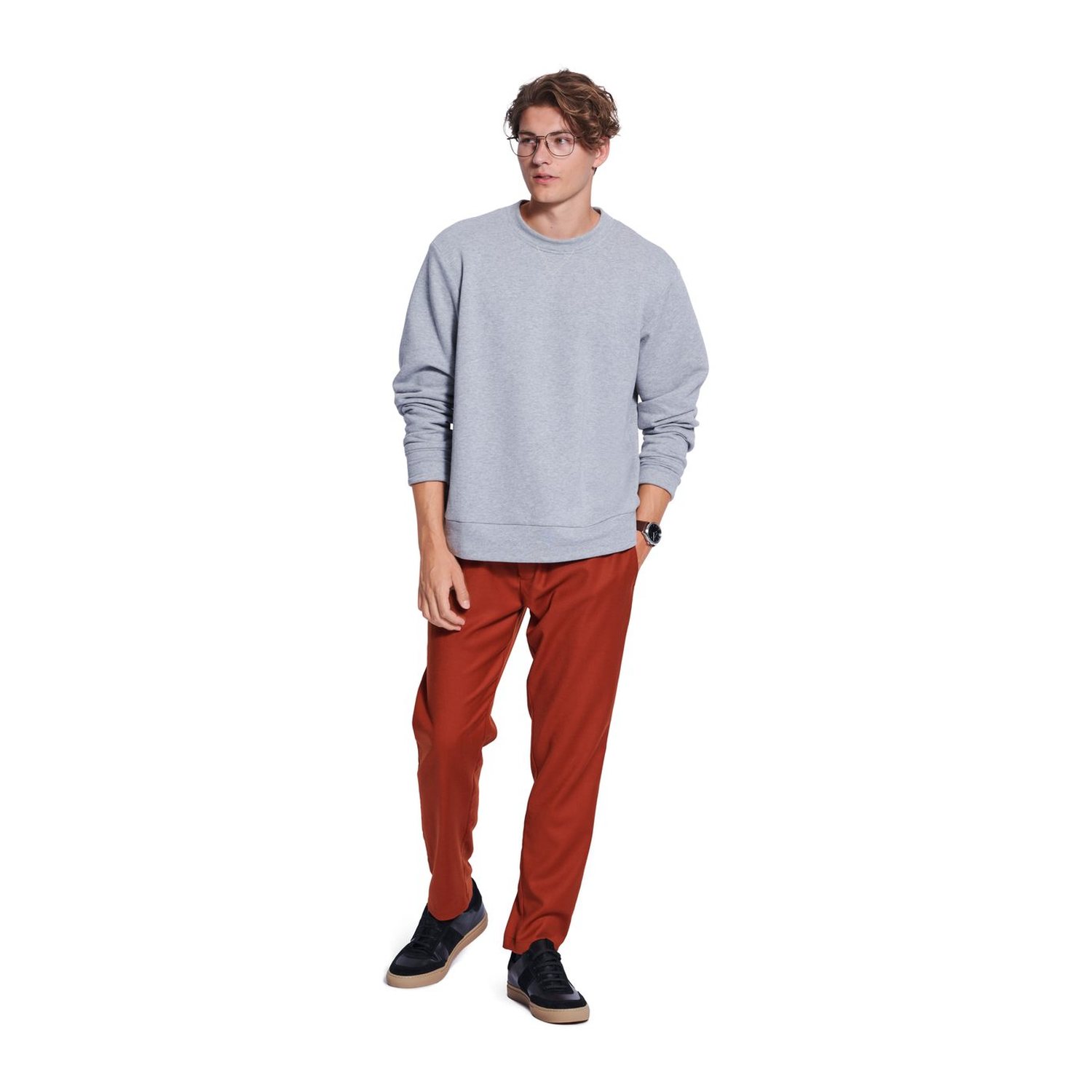 burda style Schnittmuster 5682: Herren-Sweatshirt und T-Shirt, Modellfoto 2