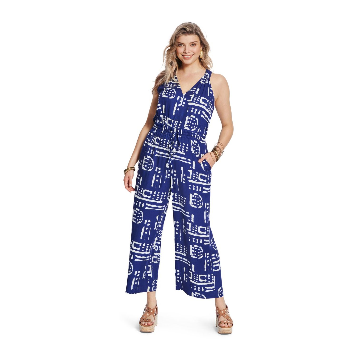burda style Schnittmuster 5817: Overall und Seidenjumpsuit, Modellfoto 2