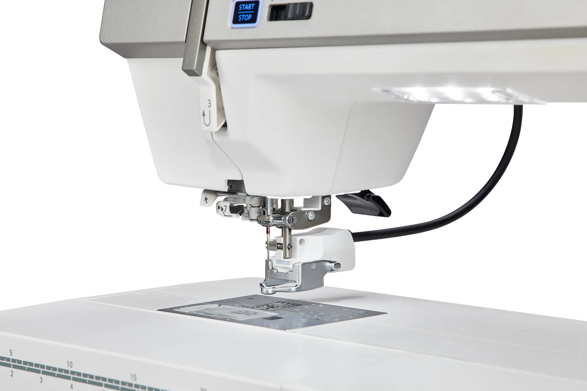 Janome Horizon Memory Craft 9480 QC Professional: Großer Arbeitsraum und Beleuchtung