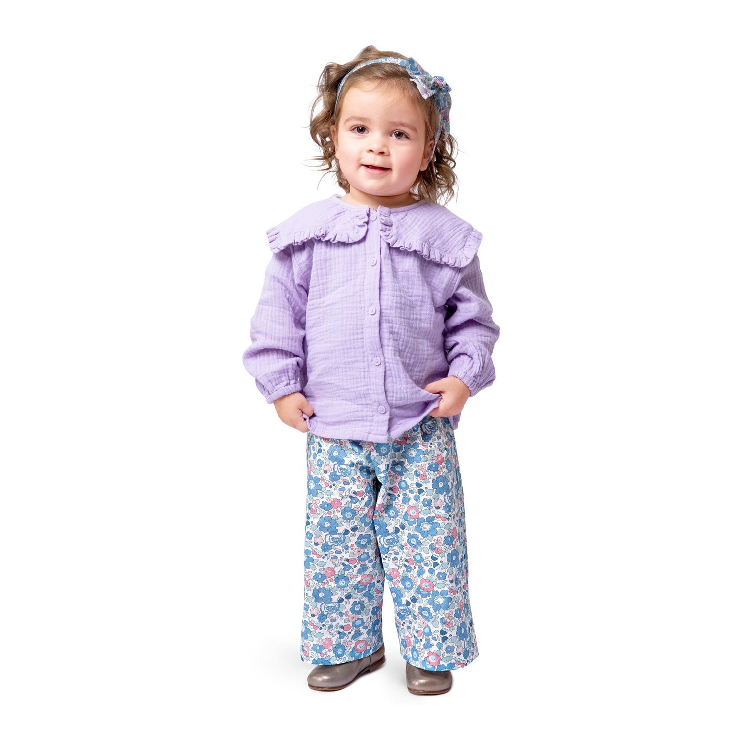 burda style Schnittmuster 9202: Babyhosen und Shorts, Modellfoto 2